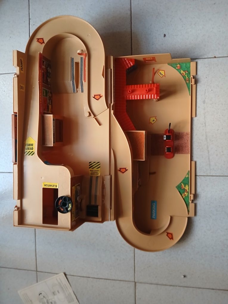 Hot wheels service center foldaway garage