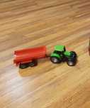 Traktor z przyczepą marki Siku mały resorak