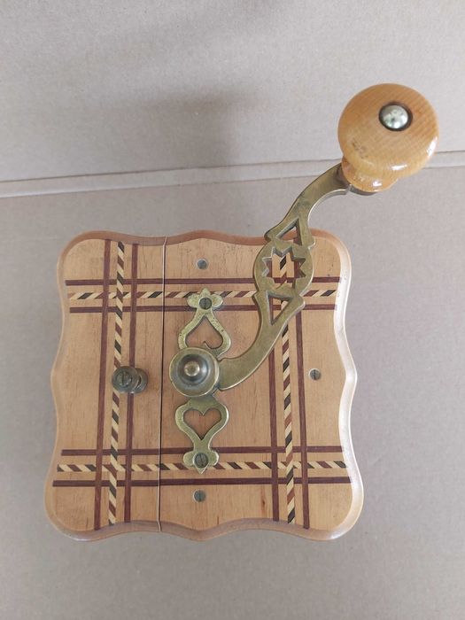 Stary młynek do kawy bardzo dobry stan zachowania.