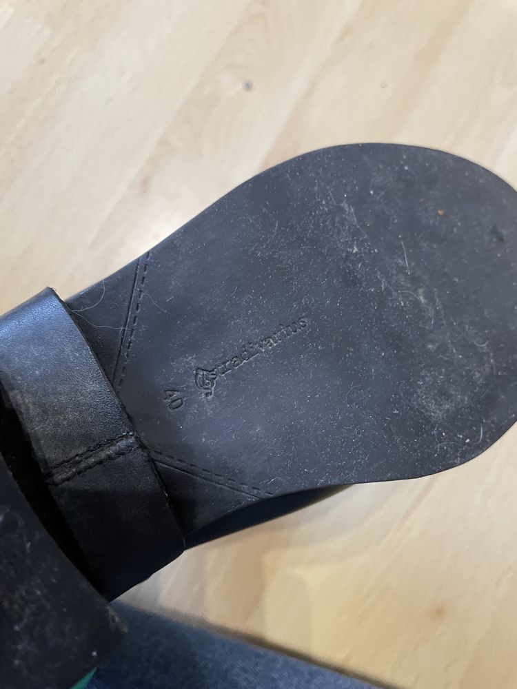 Czarne botki stradivarius z klamerką