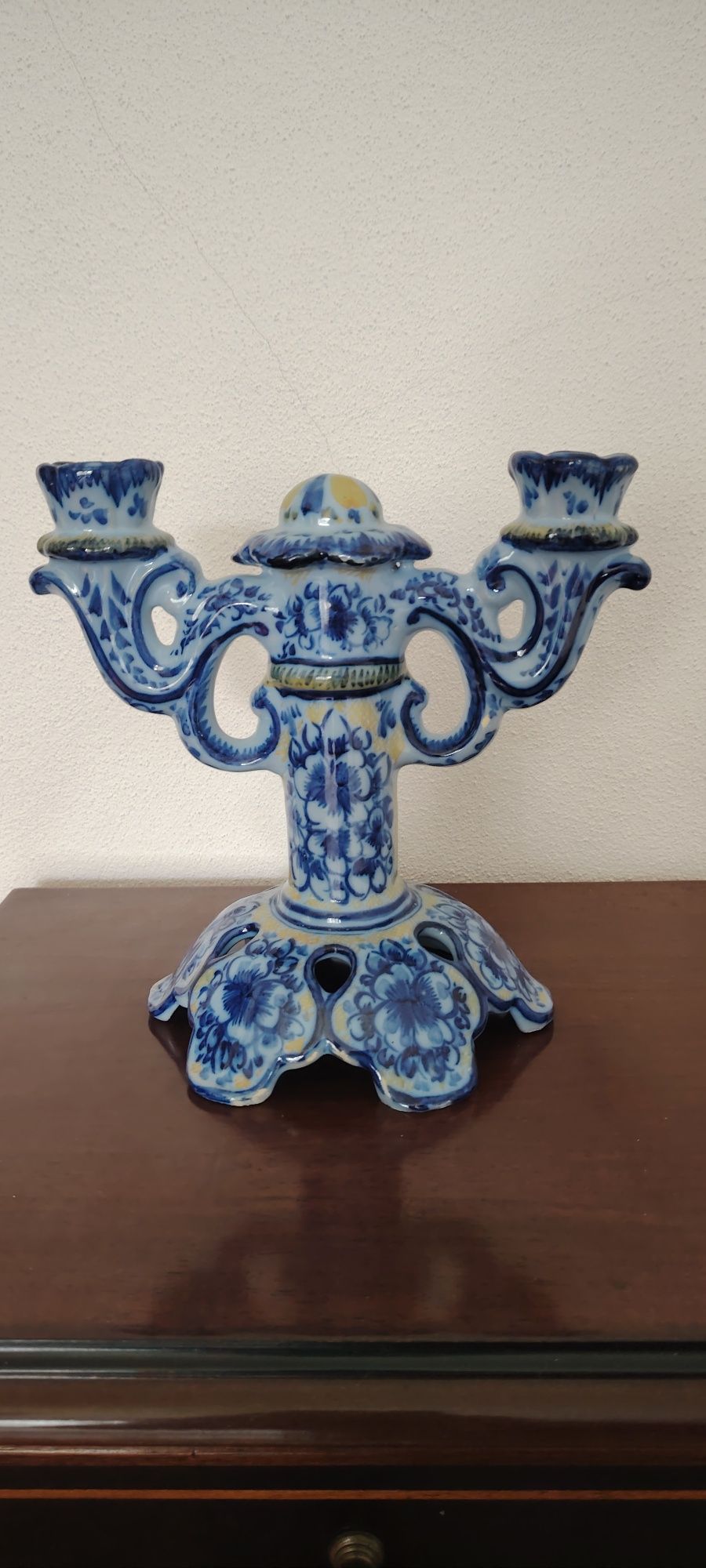 Várias peças de porcelana