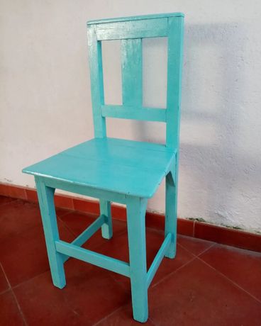 Cadeira antiga em madeira, pintada em azul claro.
 Vintage