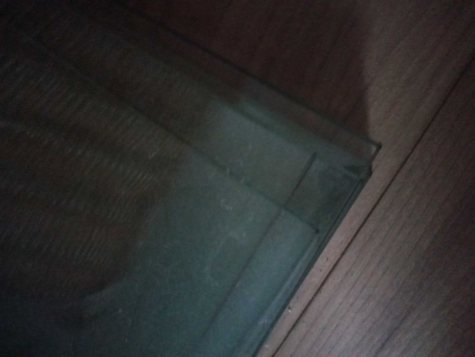 Witryna ze szklanymi półkami