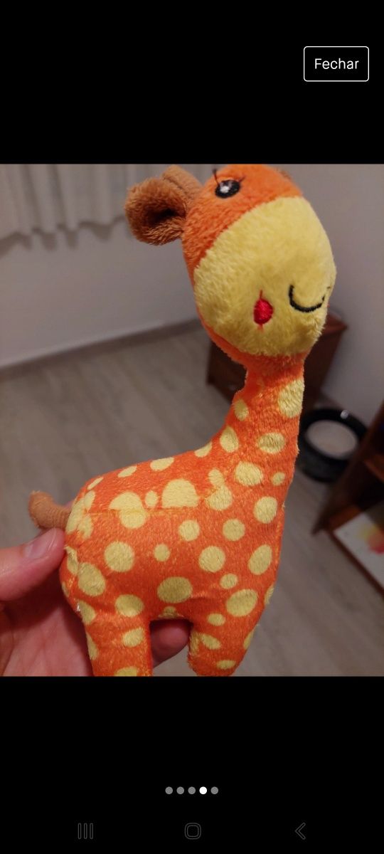 Pequena girafa de peluche