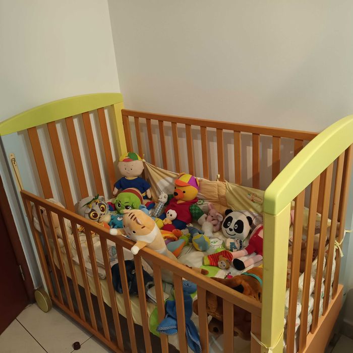 Berço,  cama de grades