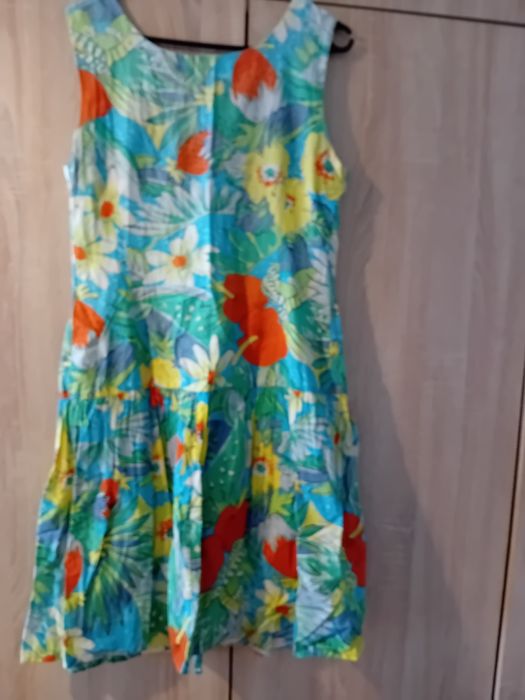 Sukienka na lato z przedłużanym stanem kolor zielony z motywami kwiató