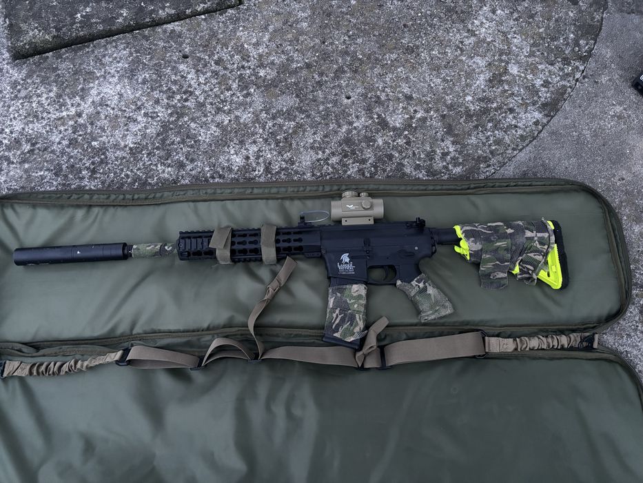 Metralhadora Lancer Tactical AIRSOFT a bateria