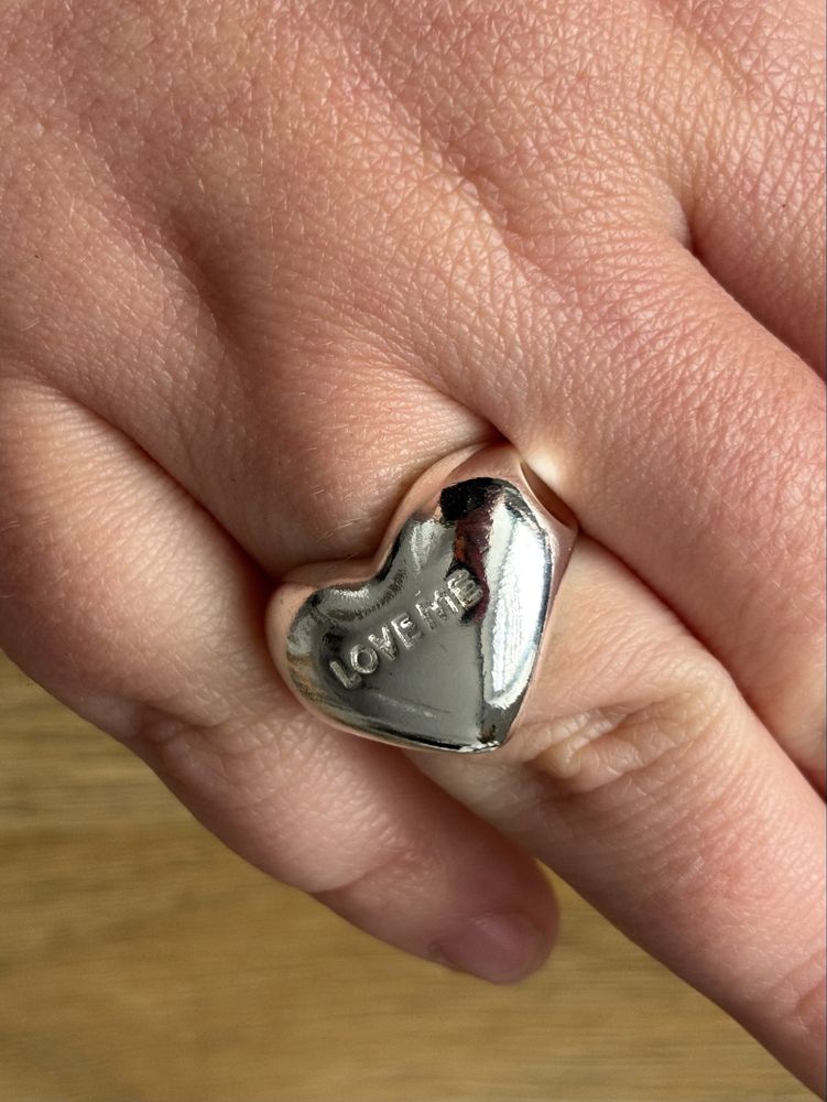 Elegancki duży pierścionek sygnet serce love me srebrny s925