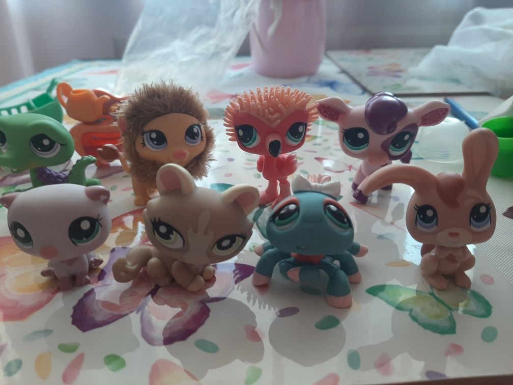 Kolekcja 14 figurek Littlest Pet Shop od Hasbro.