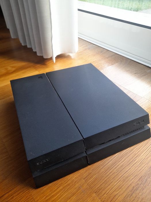 Vendo Ps4 (como nova) Jogos + 2 comandos