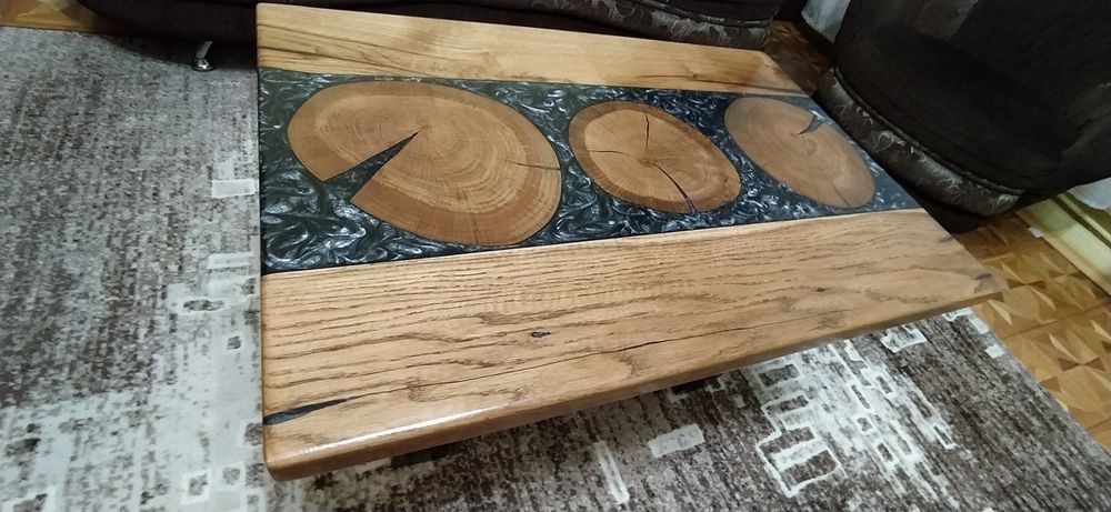 Stolik kawowy, dąb-żywica epoksydowa.