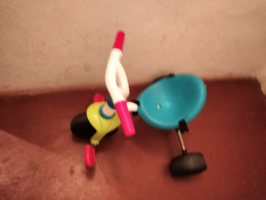 Triciclo com vara e oferta de carro andarilho