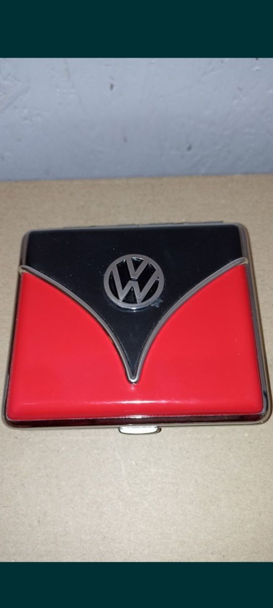 pierośnica z logo lub wizerunkiem Volkswagena.
Papierośnice ja