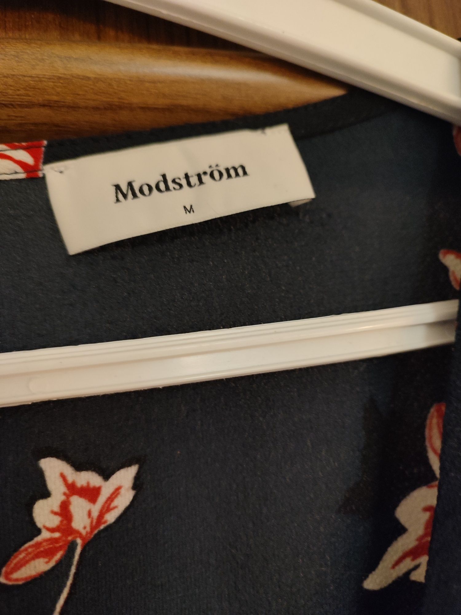 Śliczna bluzeczka o kopertowym kroju w kwiaty.