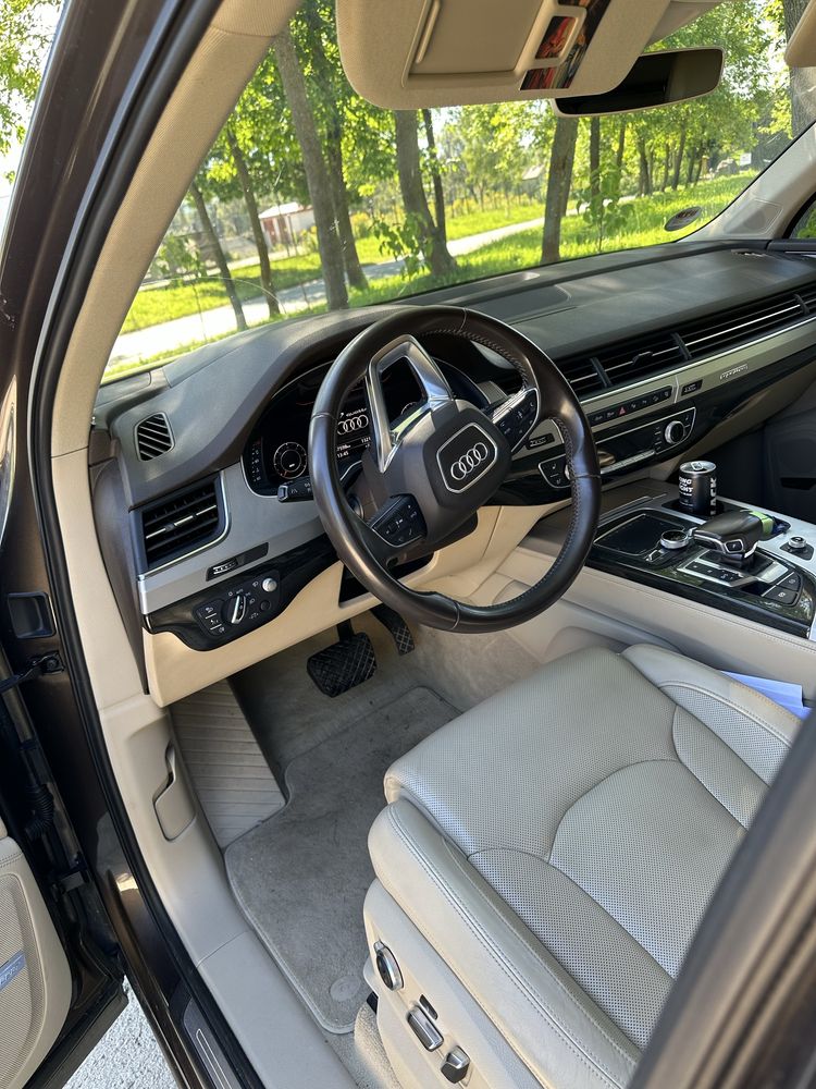 Audi Q7 3.0tdi quattro ,s line,matrix,hed up,kamery 360