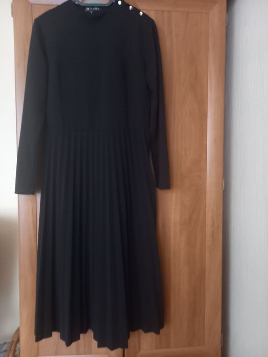 Czarna sukienka Merribel z plisowanym dołem rozmiar M