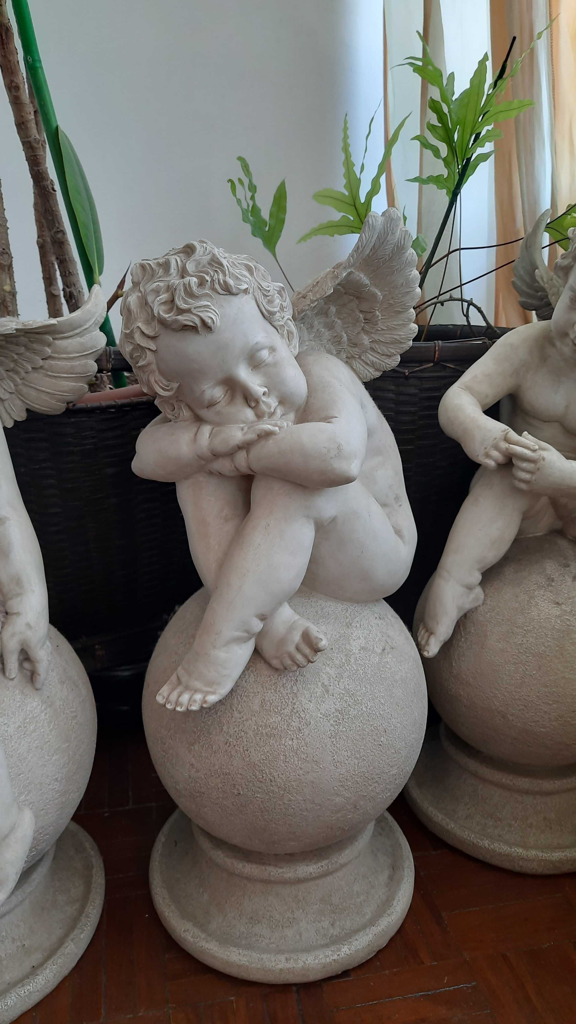 Anjos estatuetas