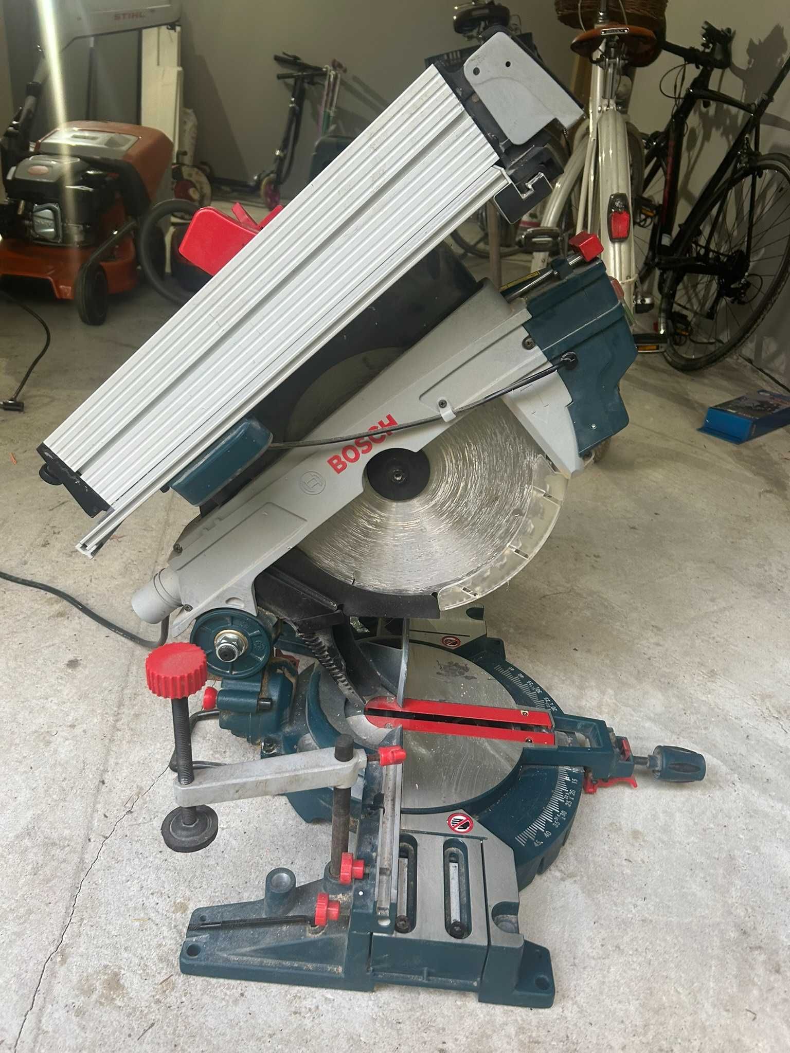 Stacjonarna piła uniwersalna BOSCH GTM 12 JL Professional