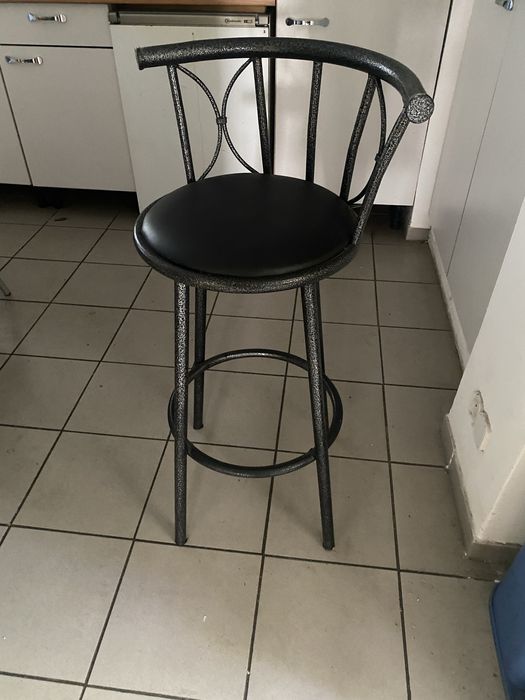 Krzesla, stoły, talerze, filizanki, szklanki