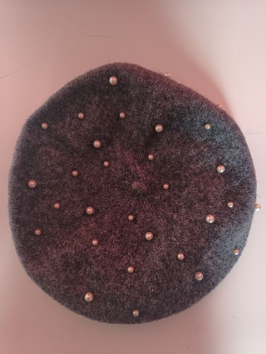 Beret szary z koralikami