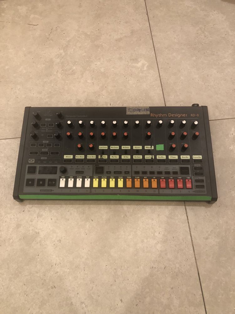 Drum Machine Behringer RD-8 Roland