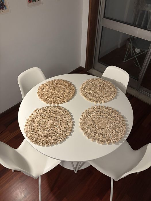Conjunto mesa e cadeira de jantar