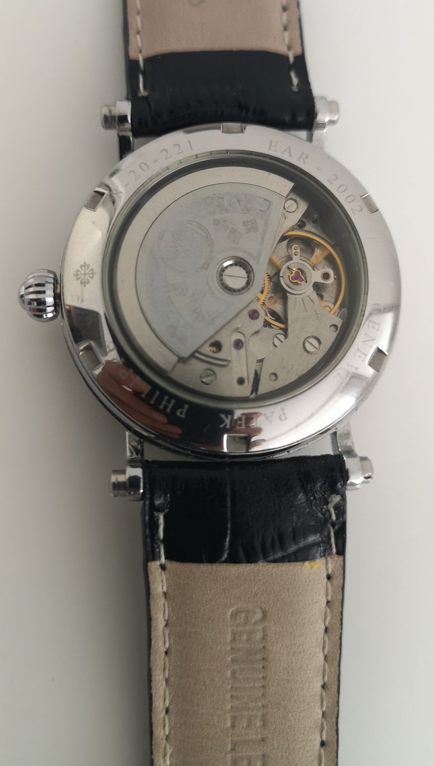 Relógio Patek Philippe com duplo horário.