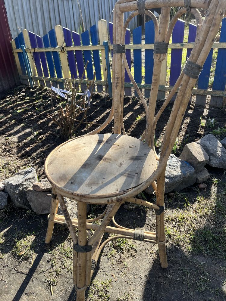 Старинний стілець з дерева