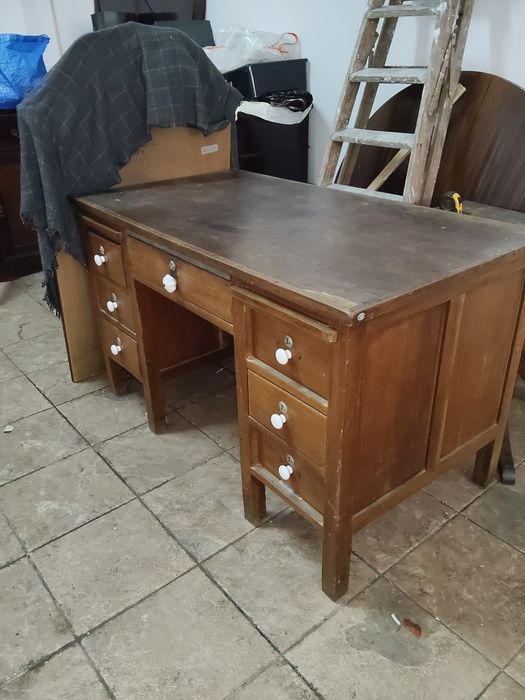 Mesa/Secretária vintage em madeira com gavetas – ótima oportunidade!