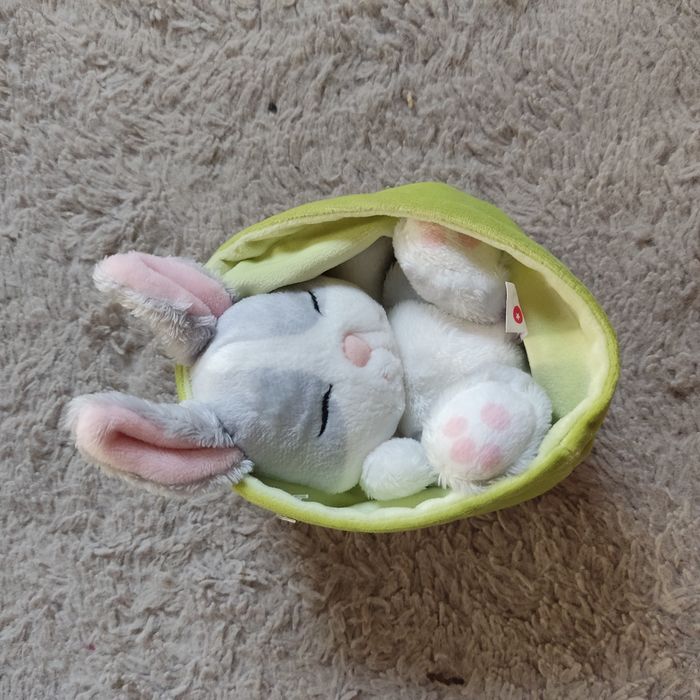 Maskotka króliczek w koszyczku Nici