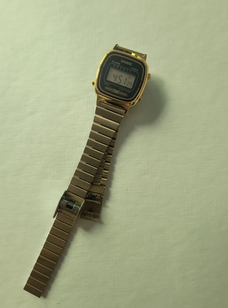 Zegarek cyfrowy Casio złoty oldschool