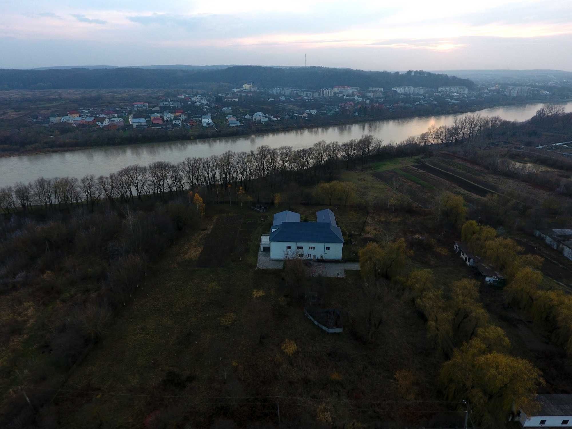 Двоповерховий будинок. Приватизована земельна ділянка 1,25 га.