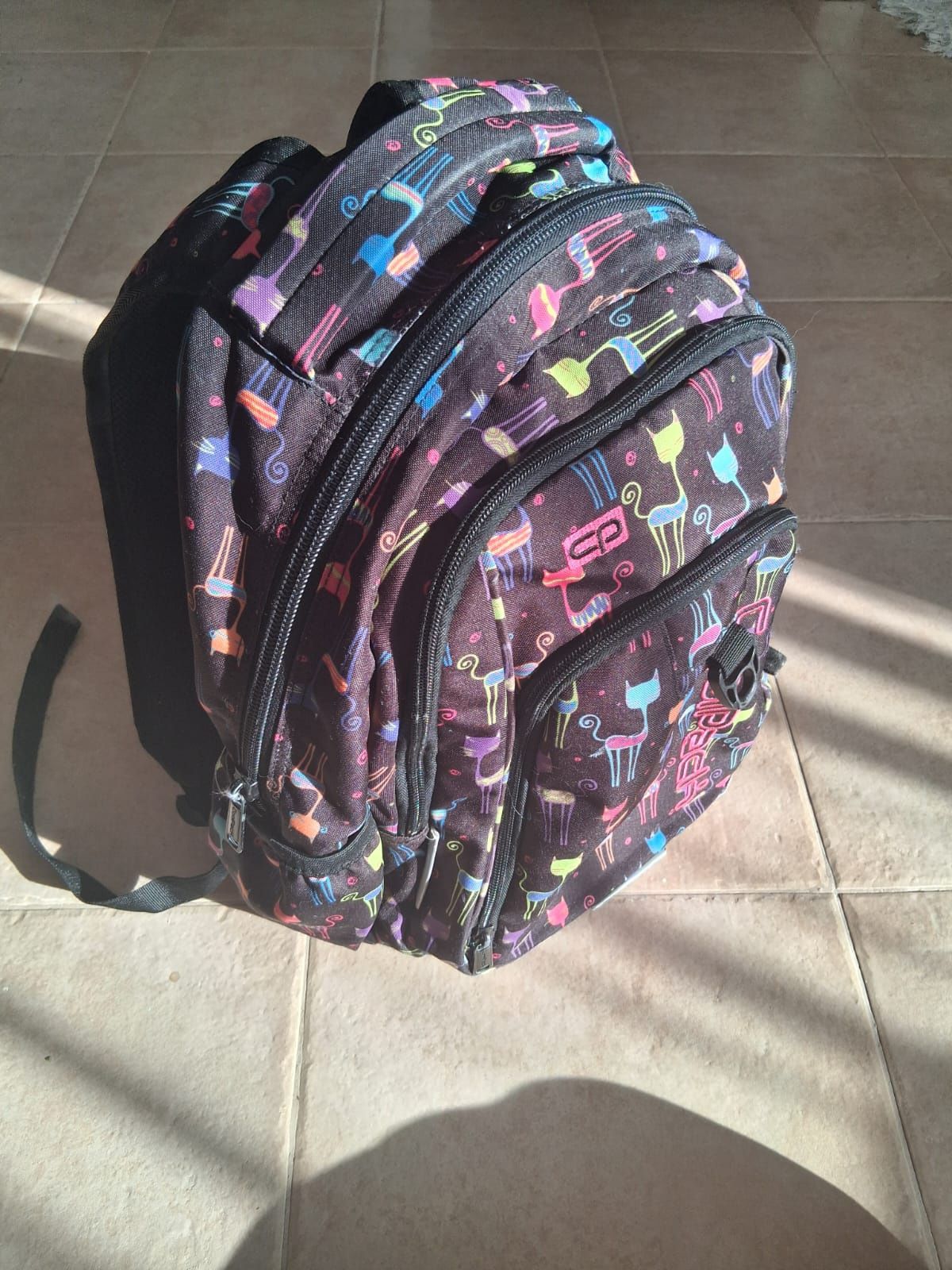 Mochila escolar marca Coolpack com padrão de gatos