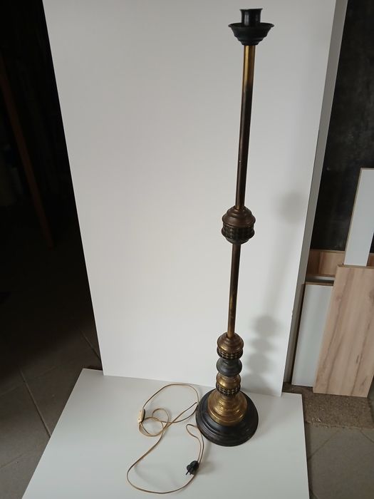 Wysoka lampa stojąca .