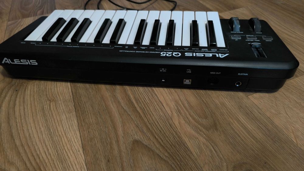 MIDI клавіатура ALESIS Q25