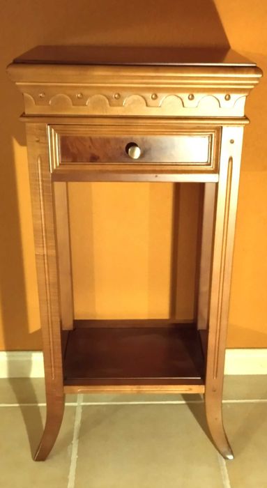 Móvel de apoio em madeira de excelente qualidade