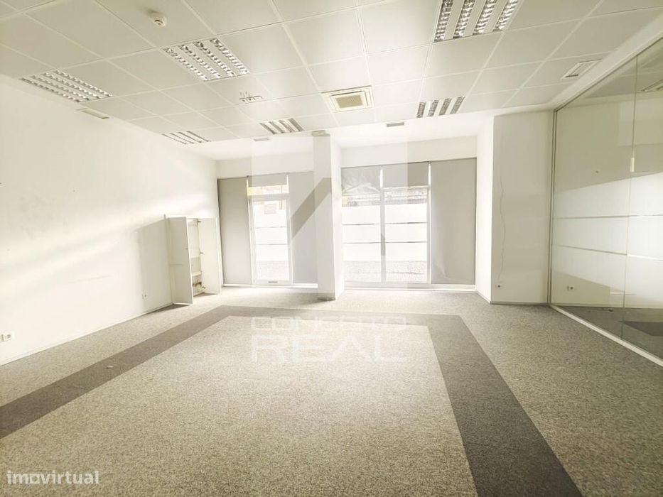 Loja p/ arrendamento c/ 139 m2 (Maia)