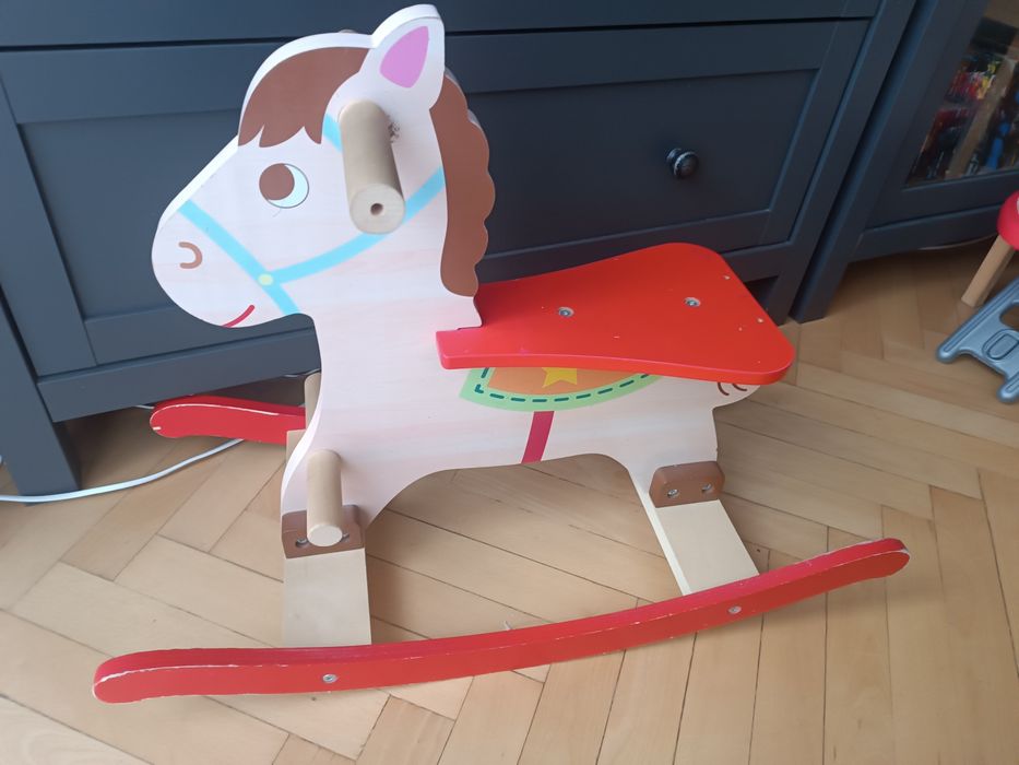 Drewniany komik na biegunach