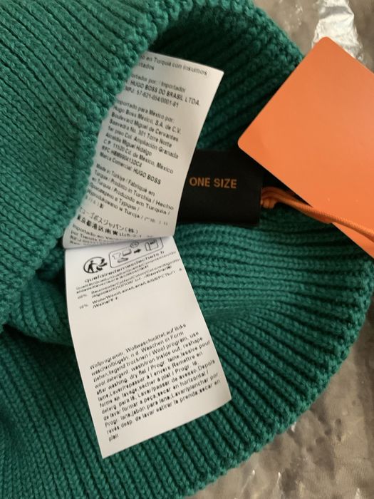 Шапка Hugo Boss.