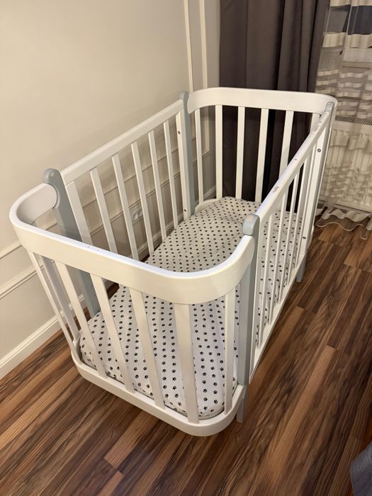 Дитяче ліжечко з маятником