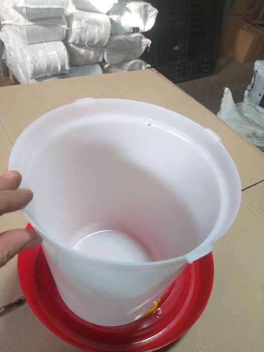 Поїлка для курей на бункерній основі 5л.