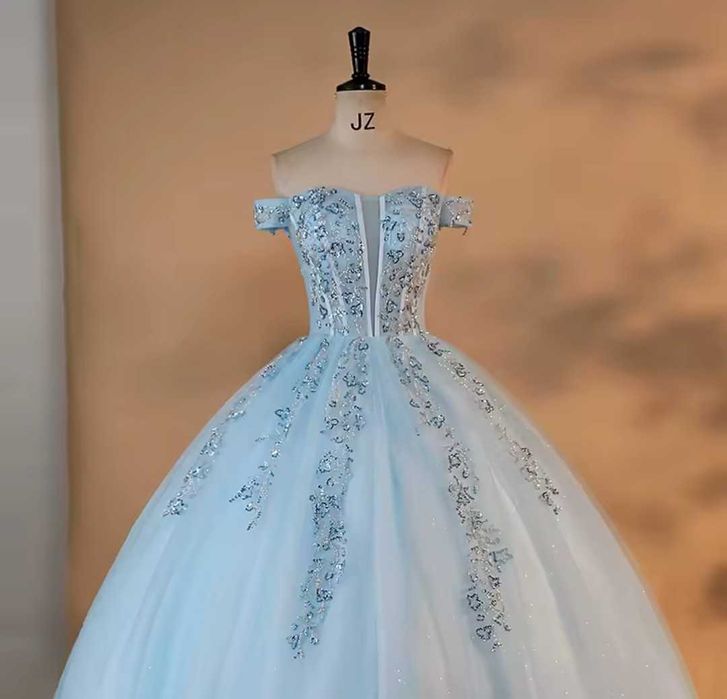 Пишна вечірня сукня кольору небесної блакиті