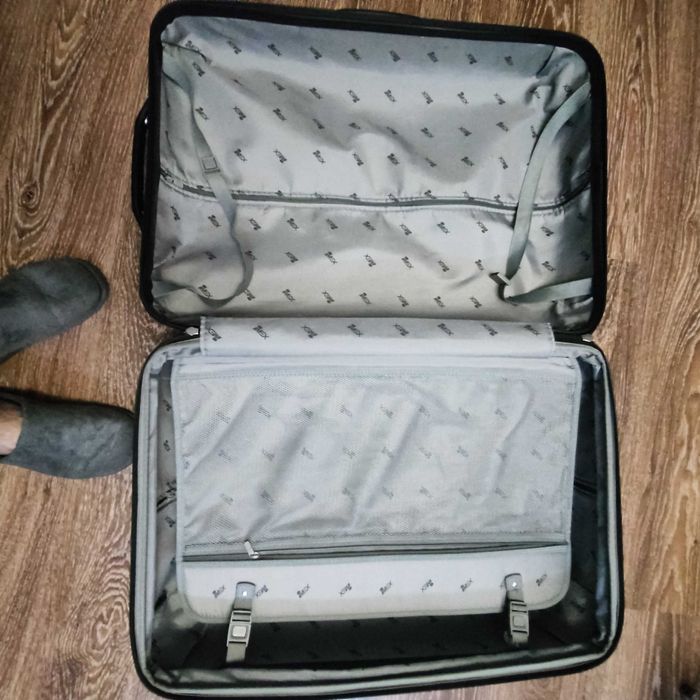 Чемодан большой, пластик