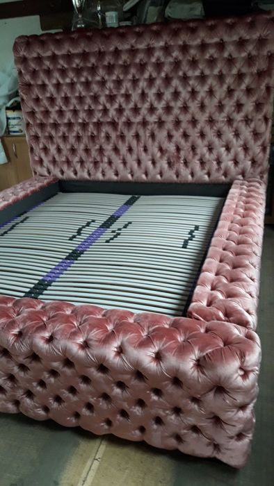 Piękne ogromne łoże sypialniane z materacem