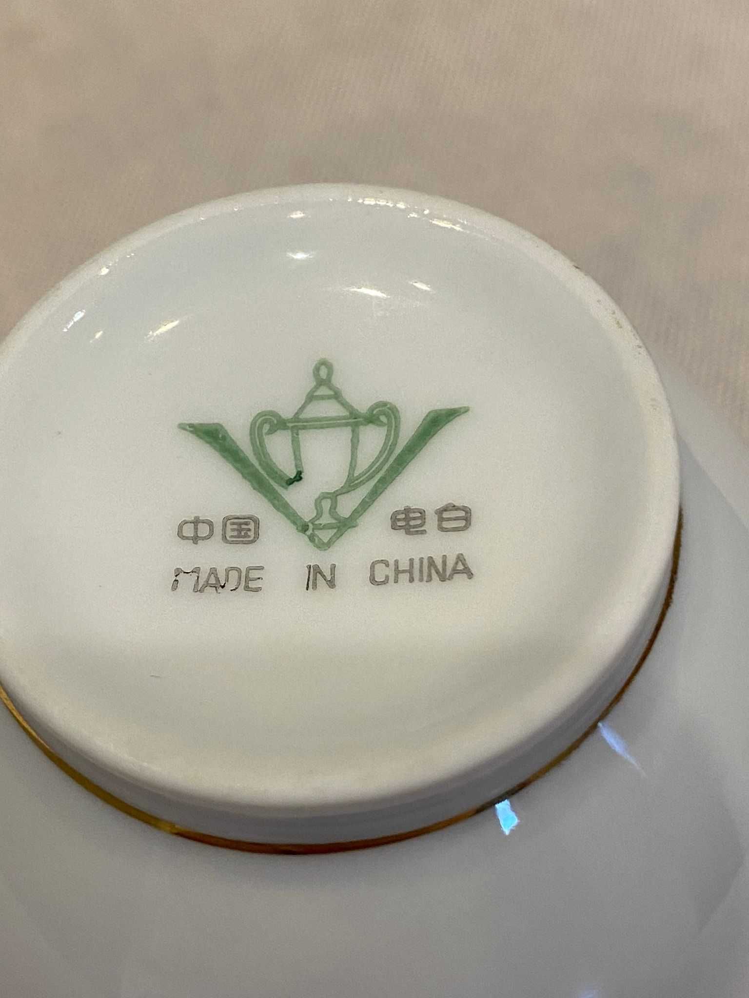 Dwa komplety filiżanka (200ml) ze spodkiem, porcelana China.