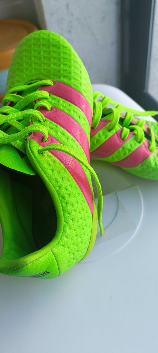 Chuteiras adidas tamanho 32