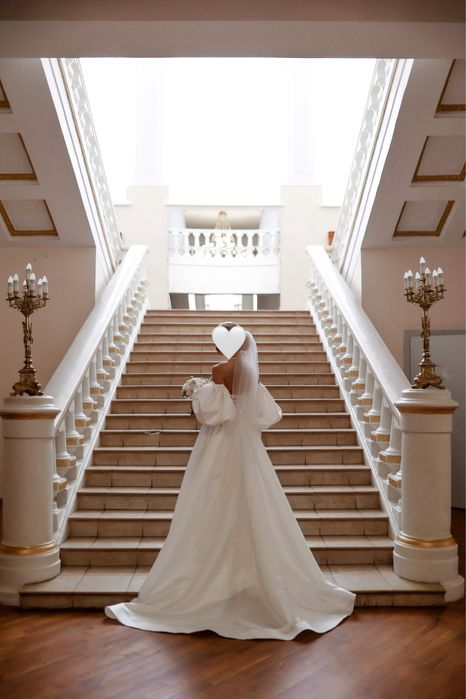 Весільна сукня  з шлейфом біла