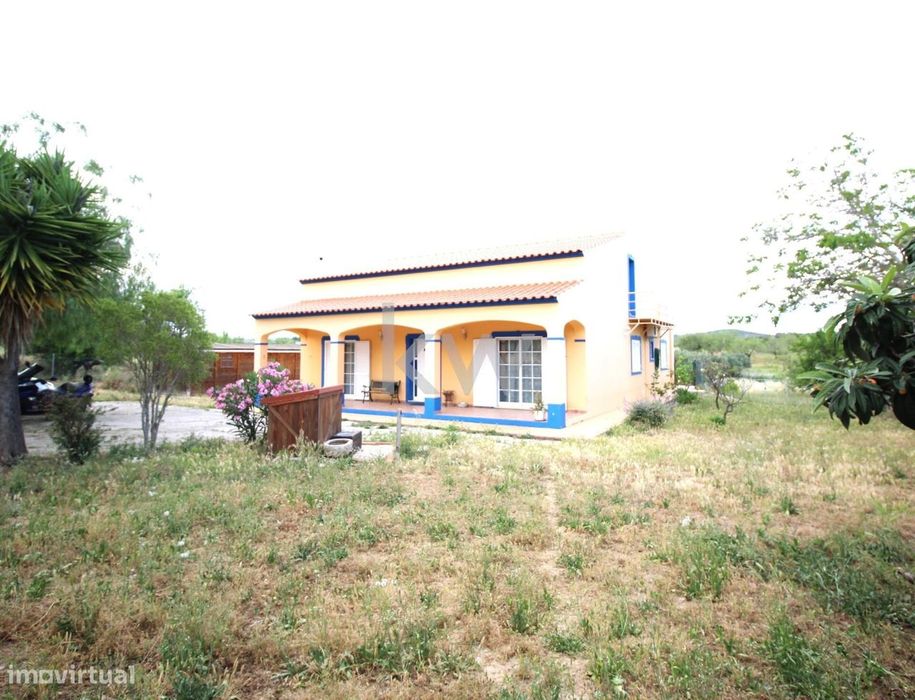 Moradia isolada com terreno de área total de 5.480m2 no sitio da Foupa