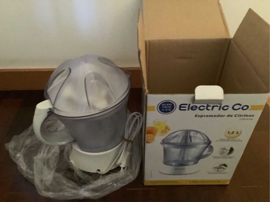 Espremedor de citrinos elétrico, nunca usado, com caixa.
