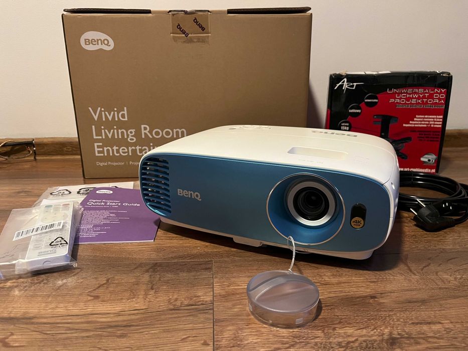 Projektor 4K BenQ TK800M (stan salonowy) + uchwyt sufitowy